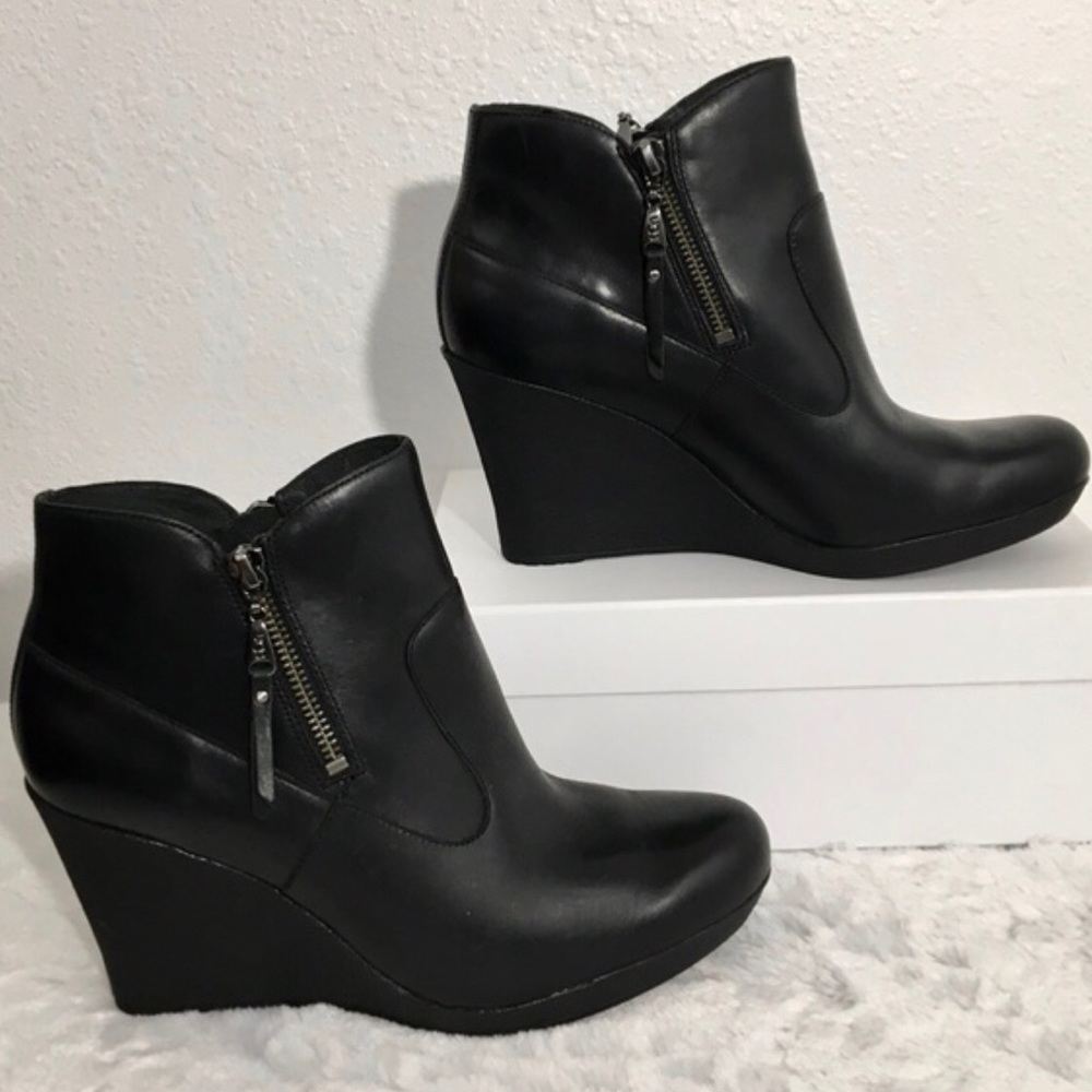 UGG ANKLE WEDGED BOOTIES